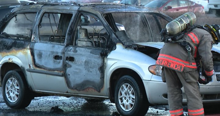 Миниван се запали на паркинга на Saskatoon Cabela в сряда