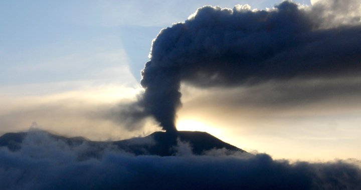 Спасители претърсващи опасните склонове на вулкана Маунт Марапи в Индонезия