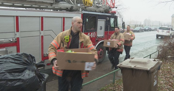„Това ще помогне“: Пожарникарите от Монреал разпространяват празнично настроение сред нуждаещите се