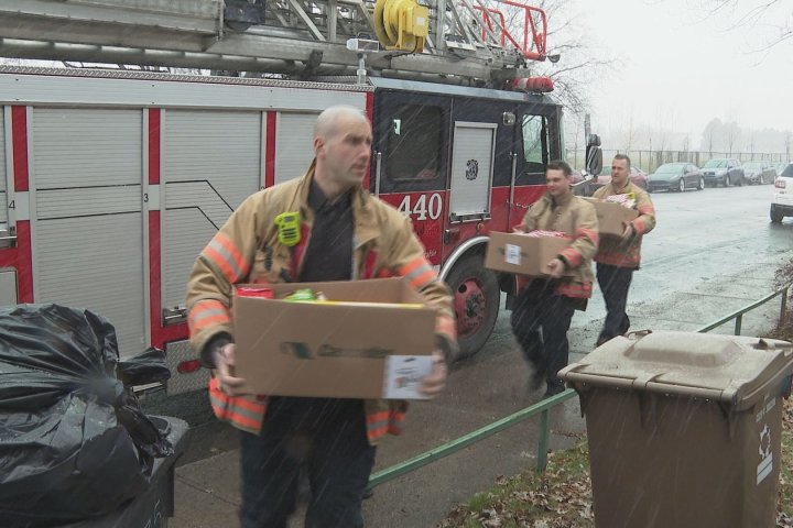 ‘This will help’: Montreal firefighters spread holiday cheer to those in need
