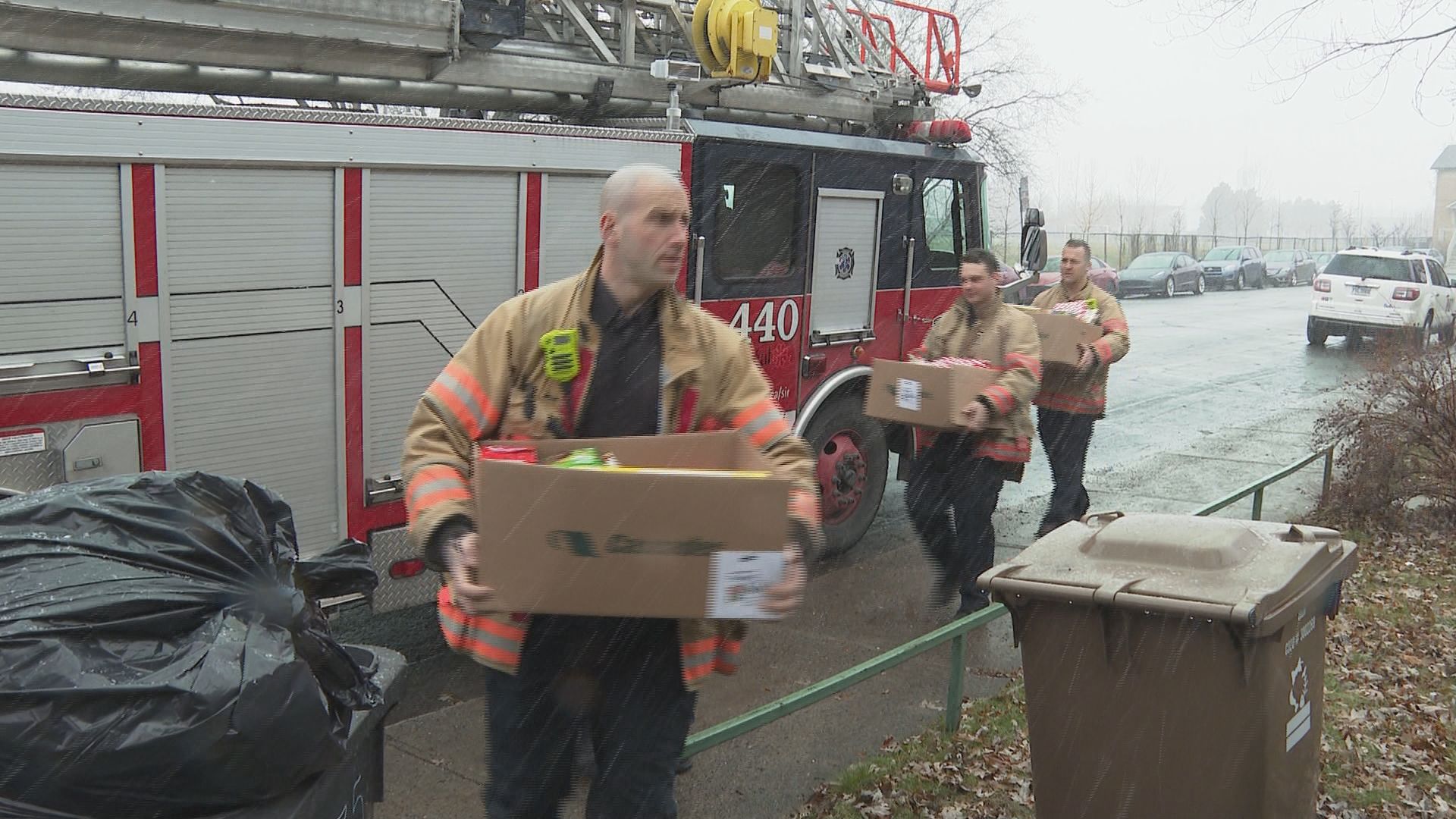 ‘This will help’: Montreal firefighters spread holiday cheer to those in need