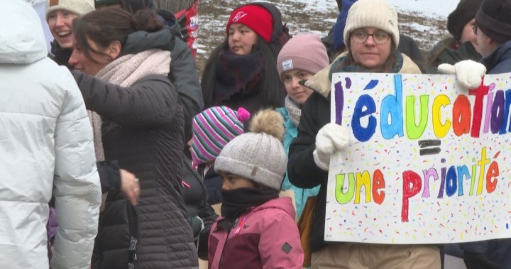 „Имаме нужда от решение“: Родители от Монреал се присъединиха към стачкуващите учители на пикета