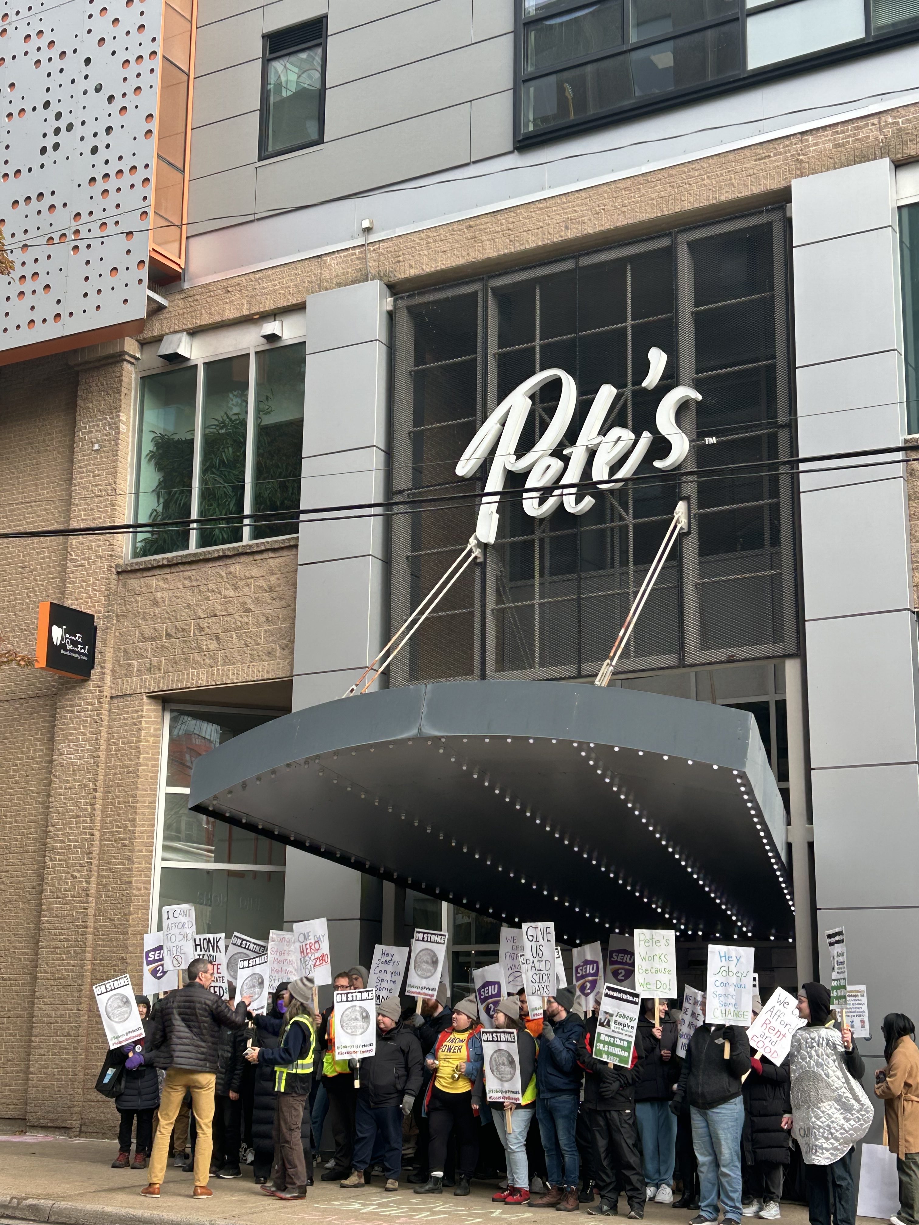 Изминаха две седмици, откакто служителите на бакалията Pete's Frootique, собственост