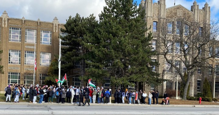 Ученици, поддръжници провеждат пропалестински митинг пред училище Хамилтън
