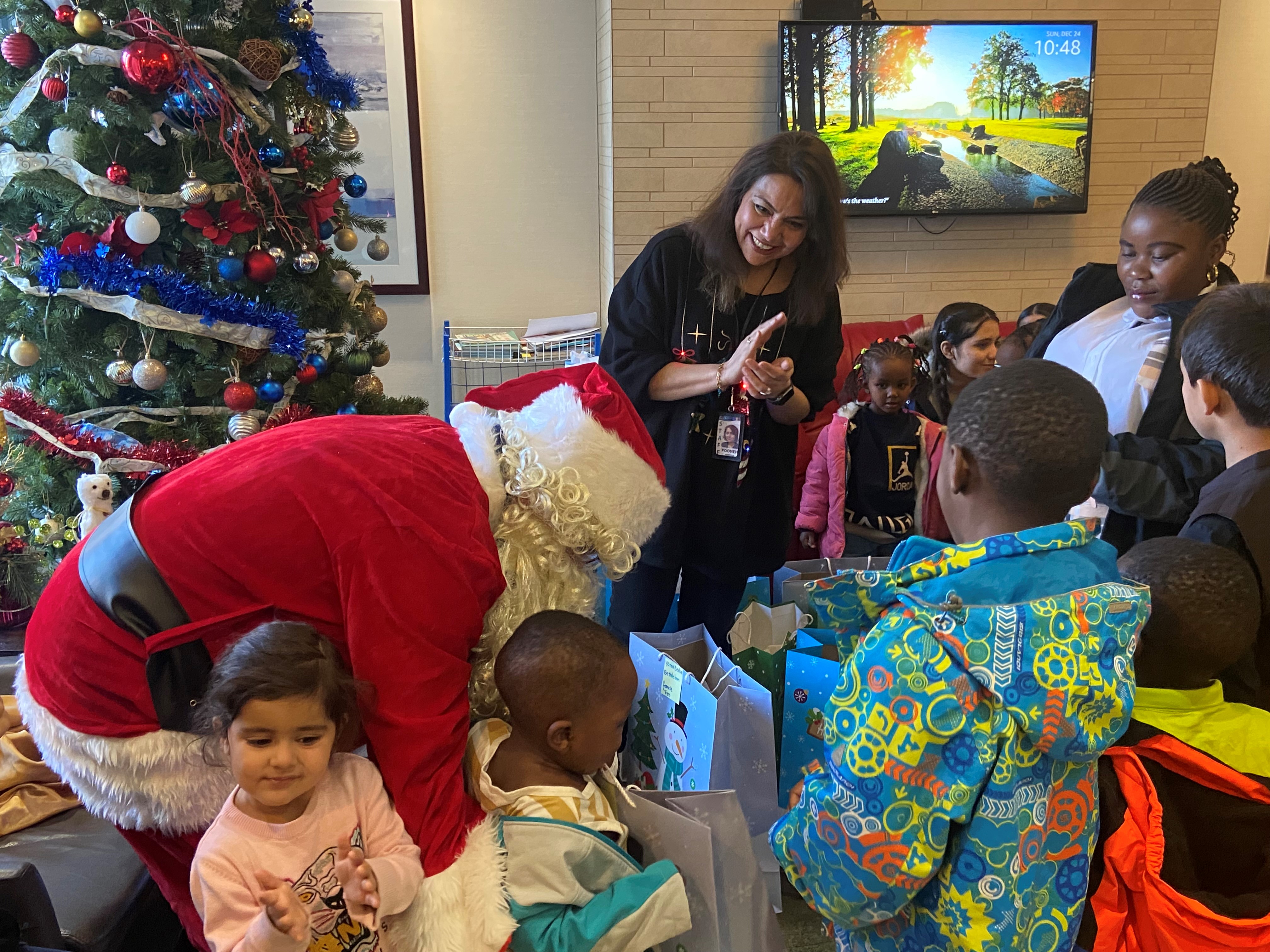 Над сто новодошли живеещи временно в хотел в Калгари отпразнуваха