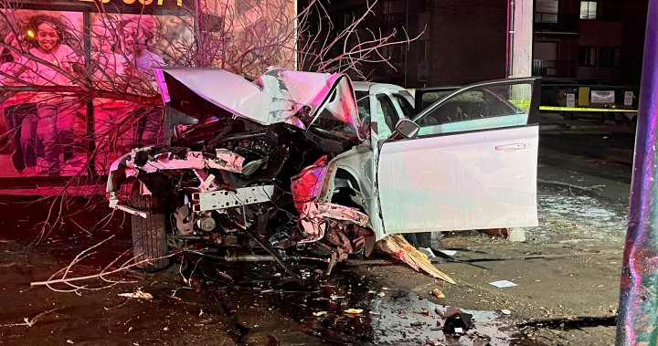 埃德蒙顿警方调查市区汽车与电线杆相撞事故