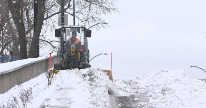 Почистването на бурята е в ход, след като Монреал получи 30 см сняг