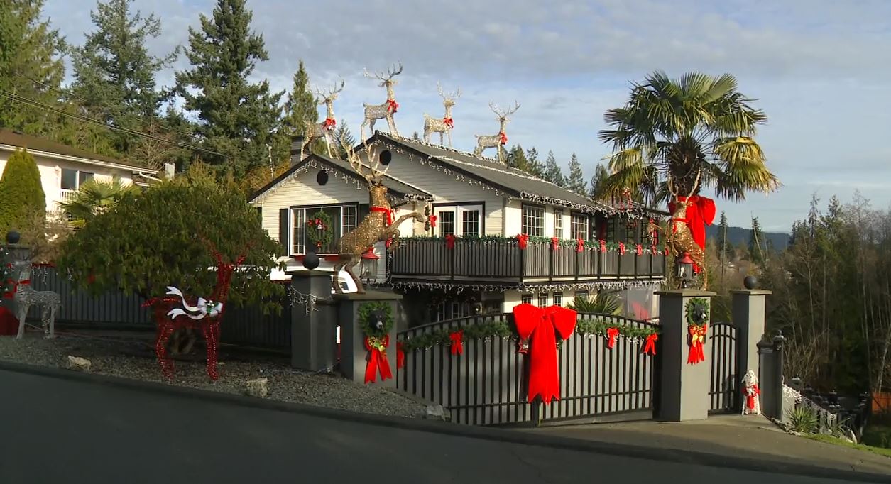 ‘Tone it down’: Nasty letter won’t deter B.C. woman from huge holiday display