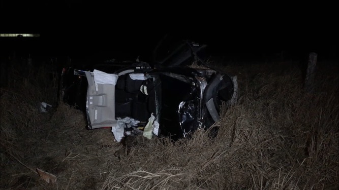 Трима души бяха откарани в болница след челен сблъсък на