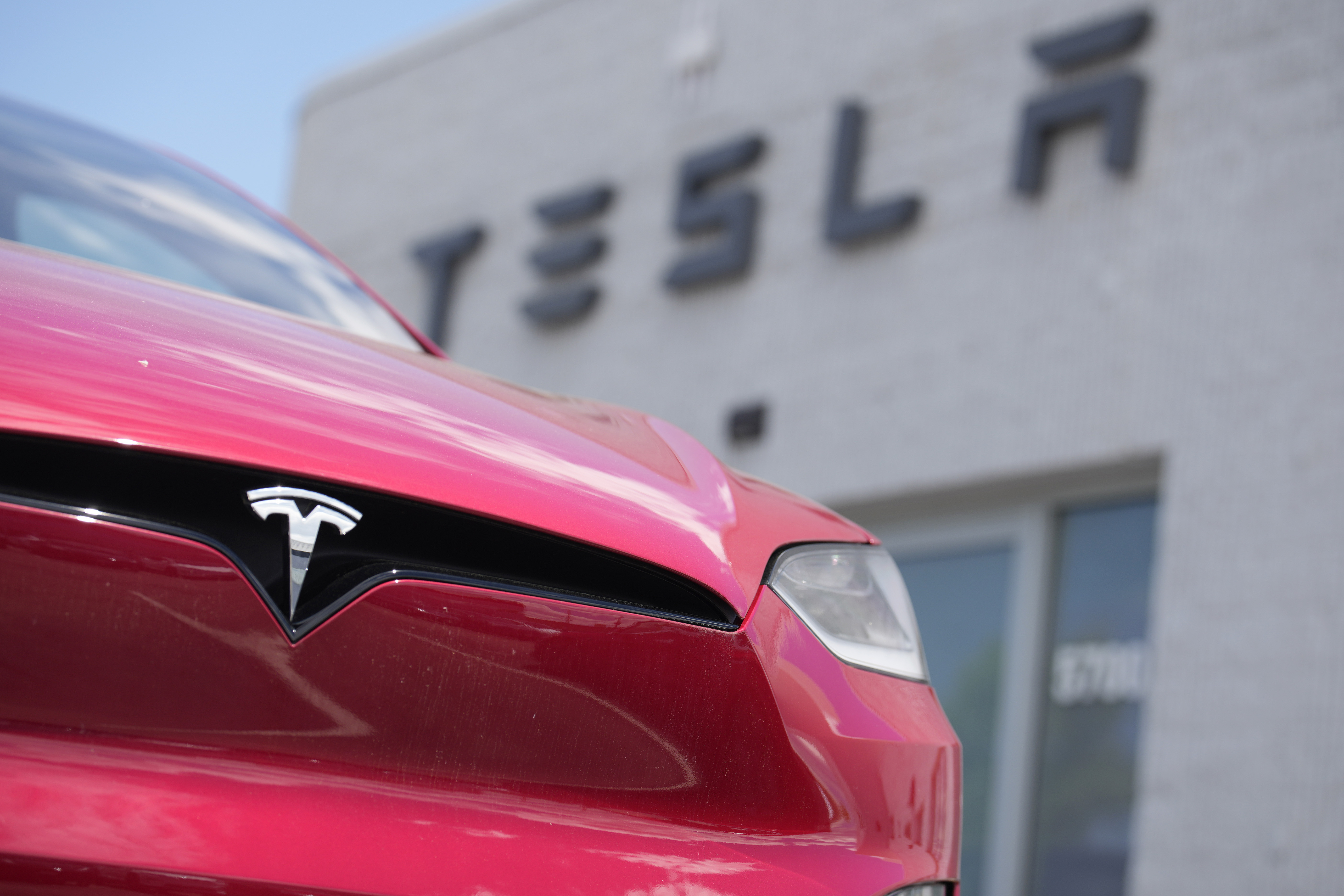 Tesla изтегля почти всички превозни средства които е продала в
