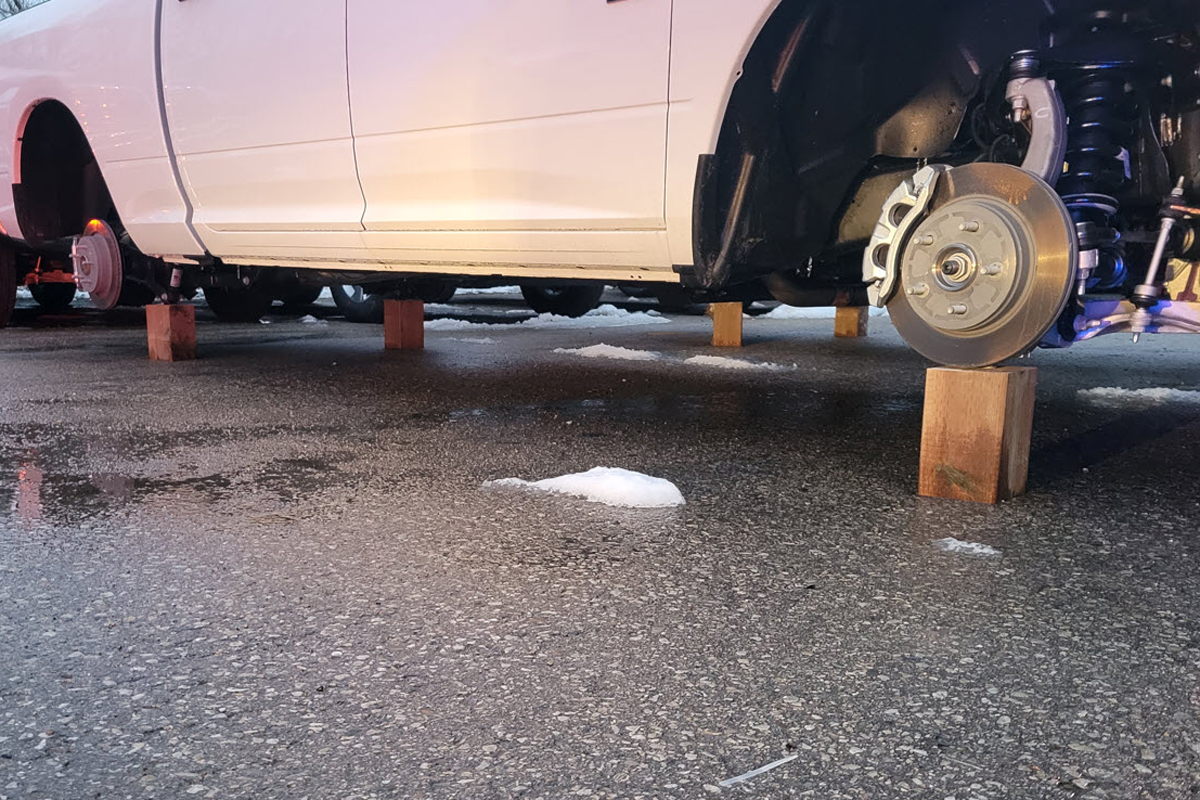 Разследването продължава след като крадците премахнаха десетки гуми и джанти