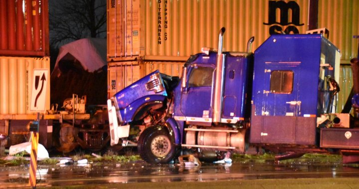 Един човек беше изпратен в болница, след като влак се сблъска с вакуумен камион в Лангли, Британска Колумбия