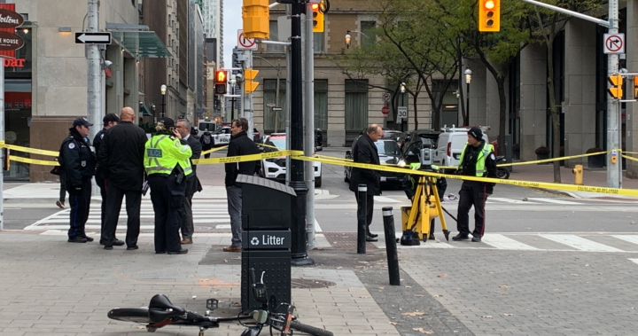 Полицията в Торонто съобщи че шофьорът който блъсна смъртоносно мъж