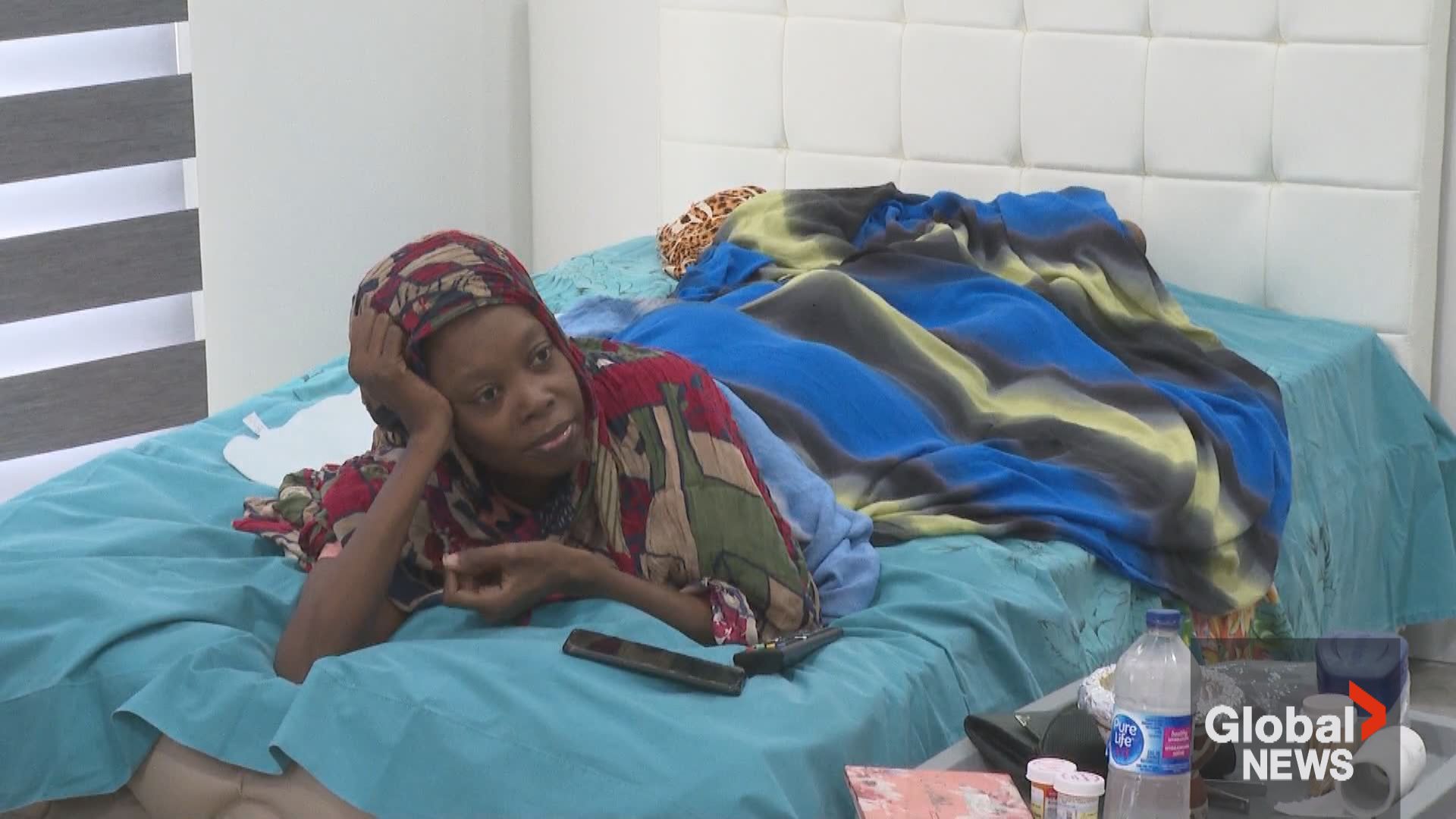 Семейство бежанци от Судан което току що се е преместило в