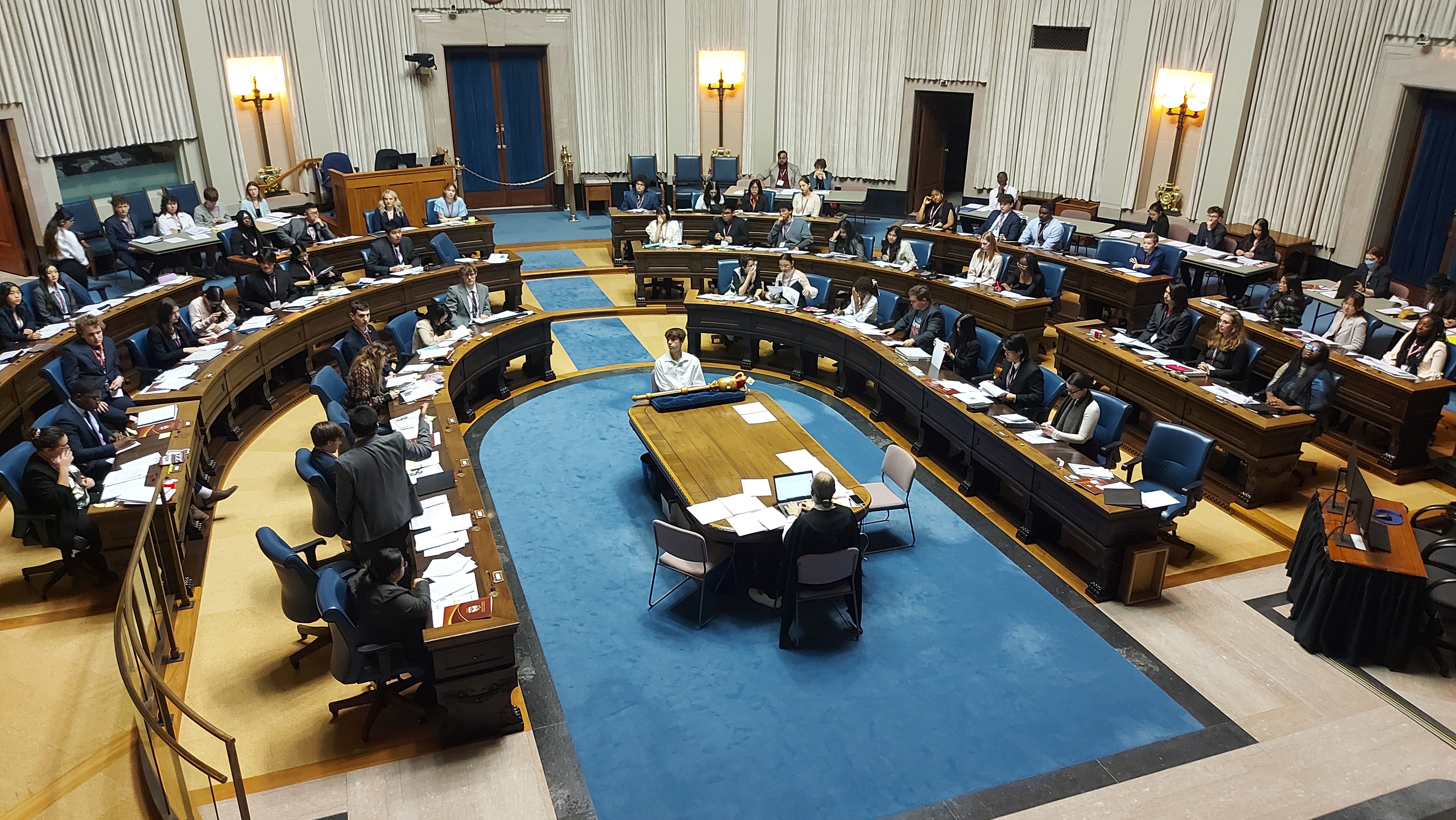 Прекарването на седмицата в изготвяне внасяне и обсъждане на законодателство