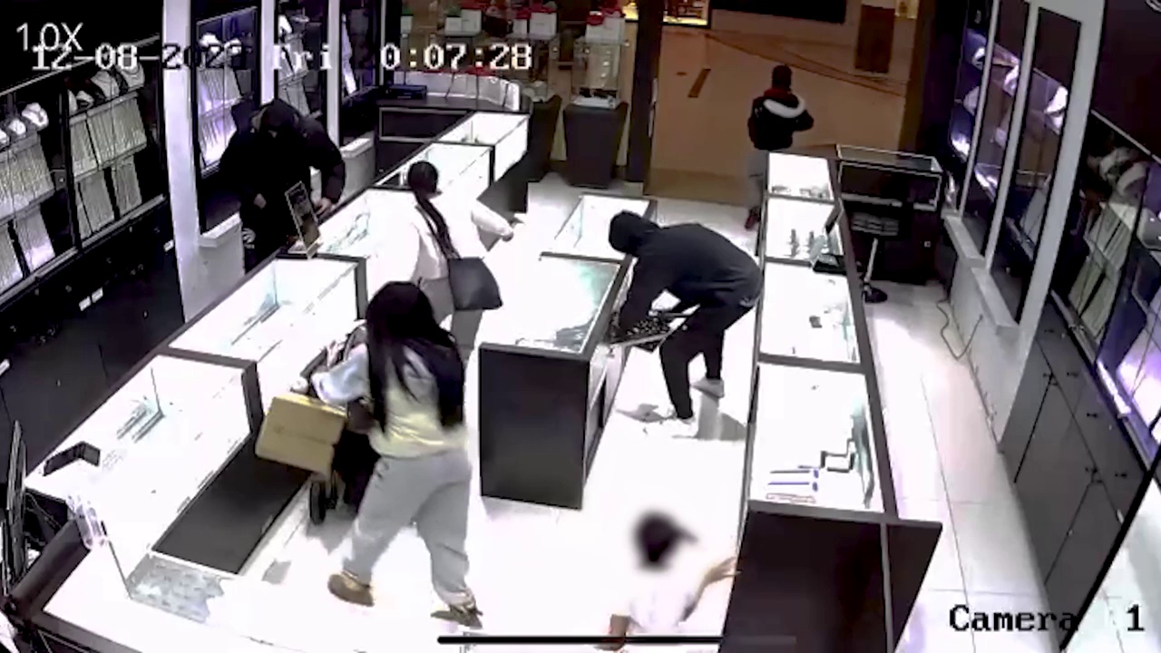 21 годишен мъж е арестуван и обвинен в два дързки грабежа