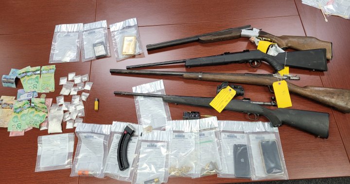 Полицията казва че кокаин метамфетамин оръжия и откраднати превозни средства