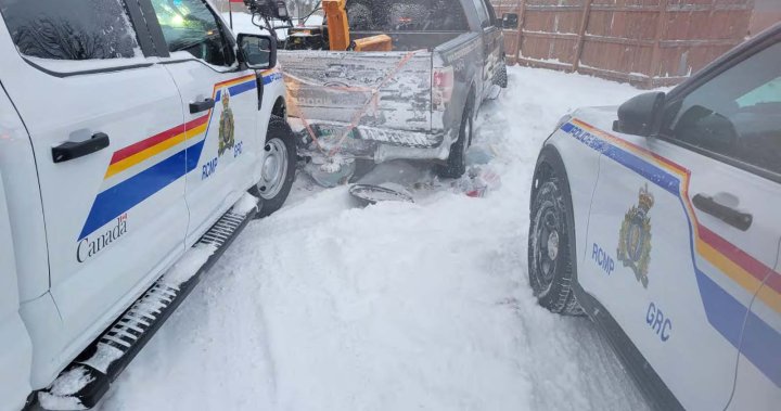 Автомобили на RCMP в Манитоба се врязаха в преследването на откраднати камиони в Steinbach