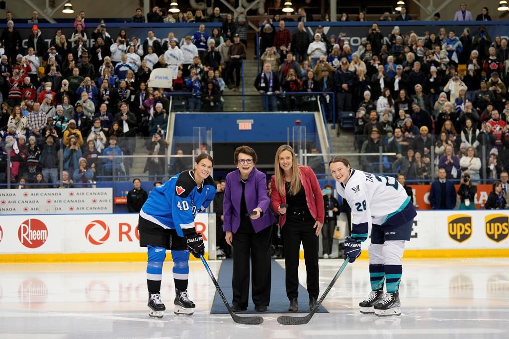 Професионалната женска хокейна лига казва че първият му мач е