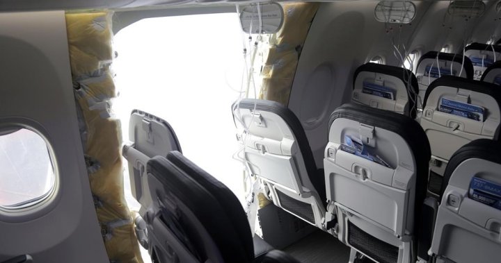3-ма пътници съдят Alaska Airlines, Boeing за 1 милиард долара заради издухване на вратата по време на полет
