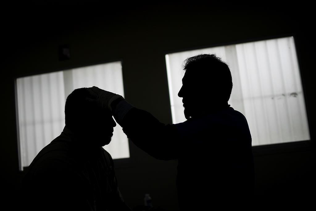 Общественото здравеопазване на Монреал призовава клиентите на мъж предлагащ акупунктурно