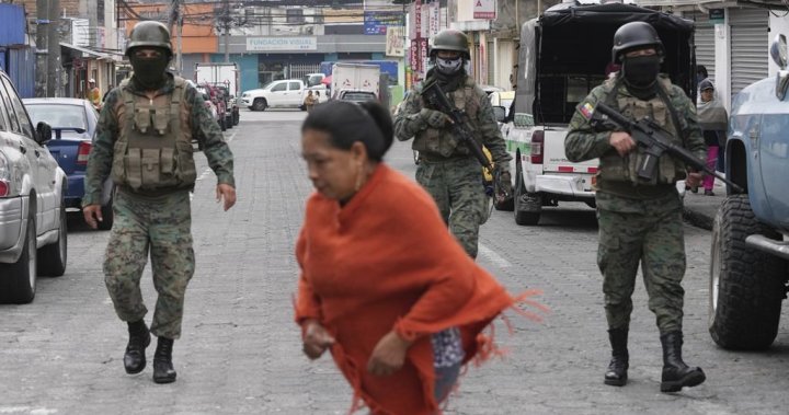 Телевизионното предаване на Еквадор е прекъснато от въоръжени мъже, докато насилието разтърсва страната