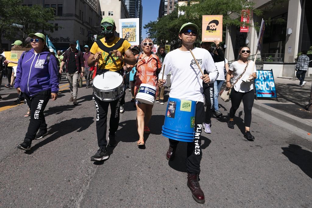 Седем млади хора отправят оспорването на плана на Онтарио за