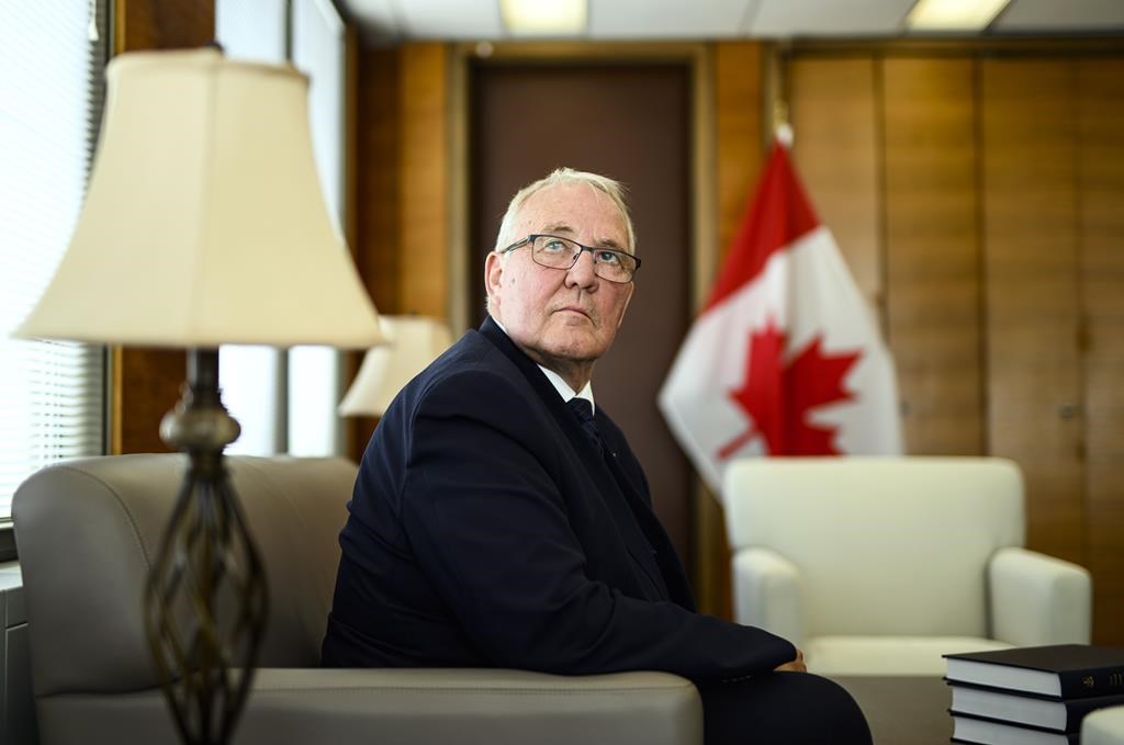 Военните нямат по голяма отговорност от защитата на канадците казва министърът