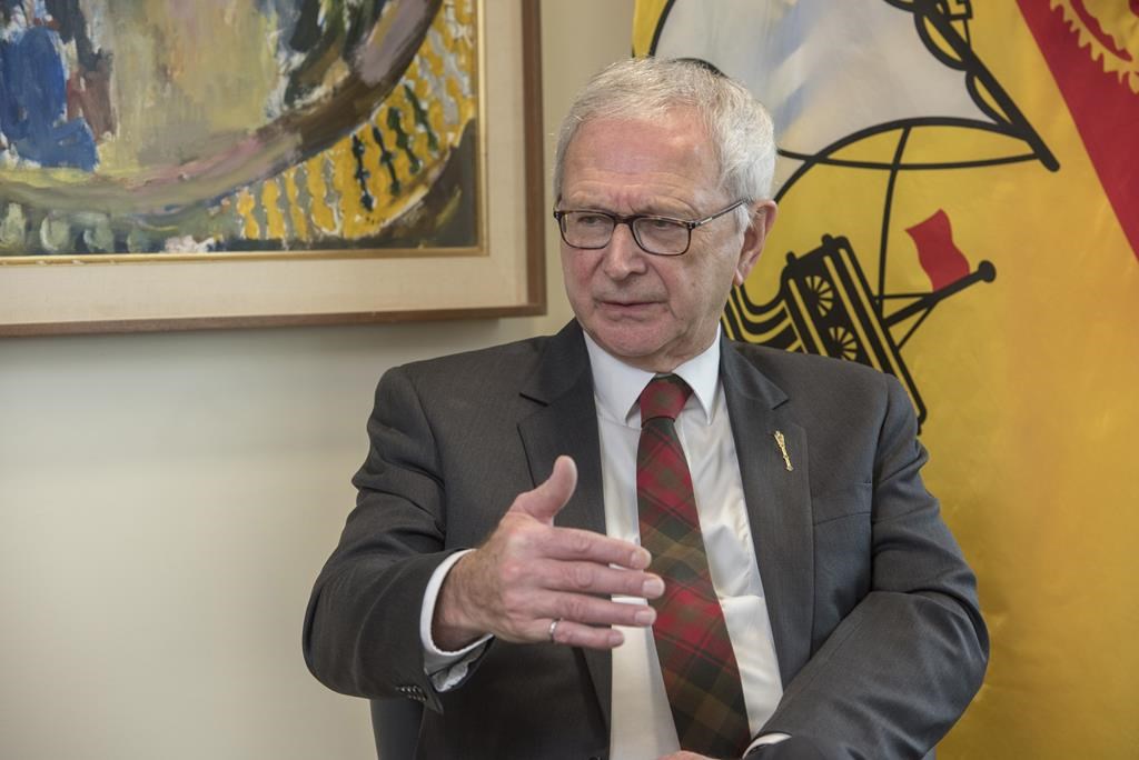 Премиерът Блейн Хигс казва че той и други правителствени служители