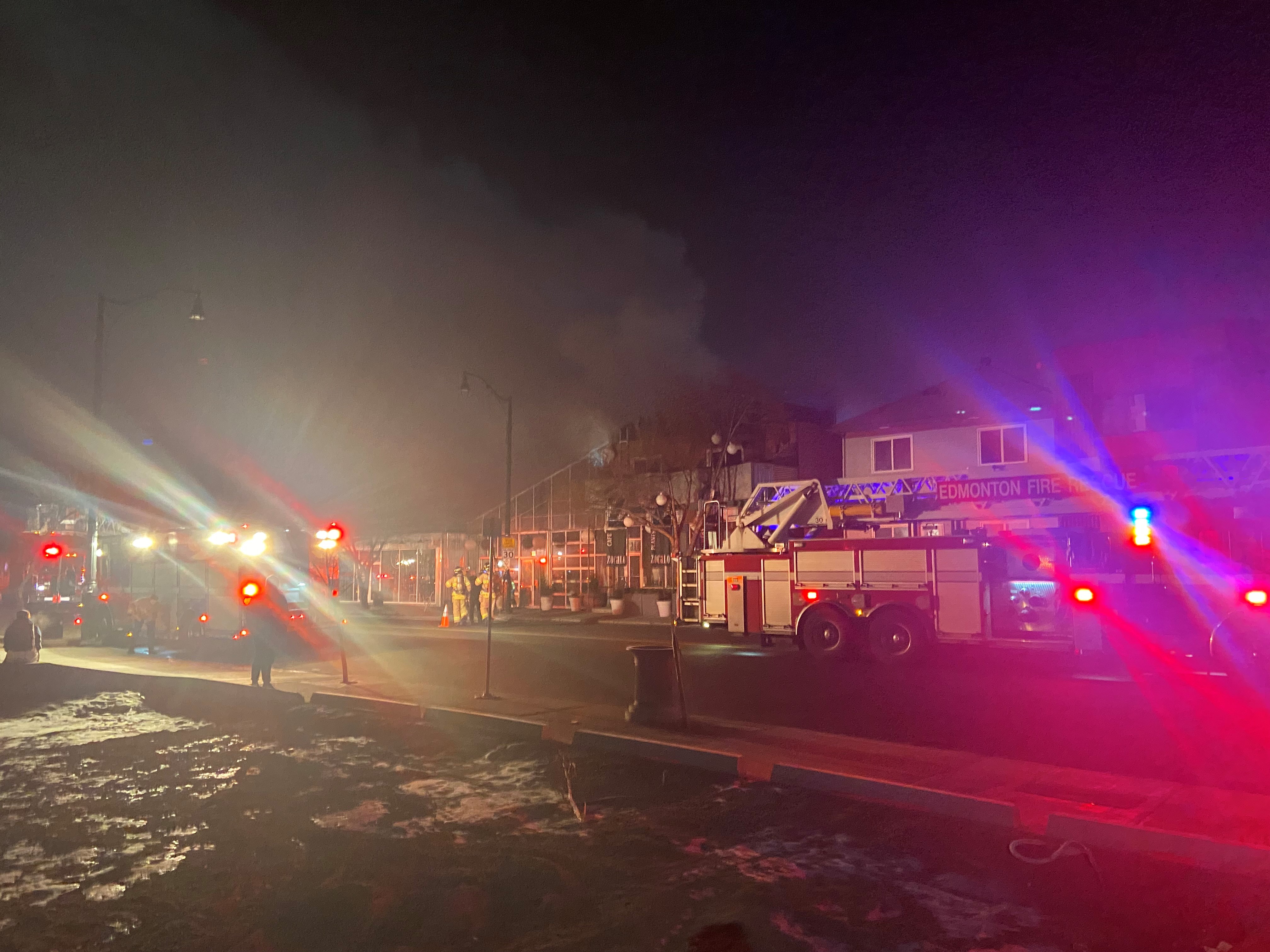 Пожарникарите бяха извикани за пожар рано сутринта в сграда в