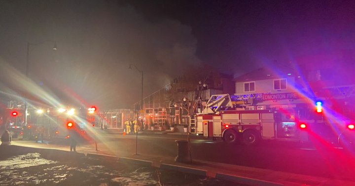 Пожарникарите се борят с пожара рано сутринта в квартал Макколи в Едмънтън