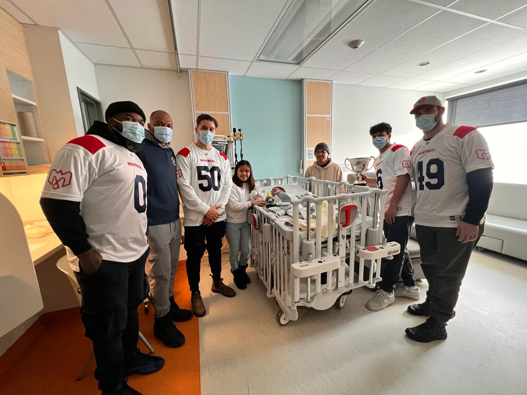 Болничният персонал болните деца и техните семейства получиха голям лъскав