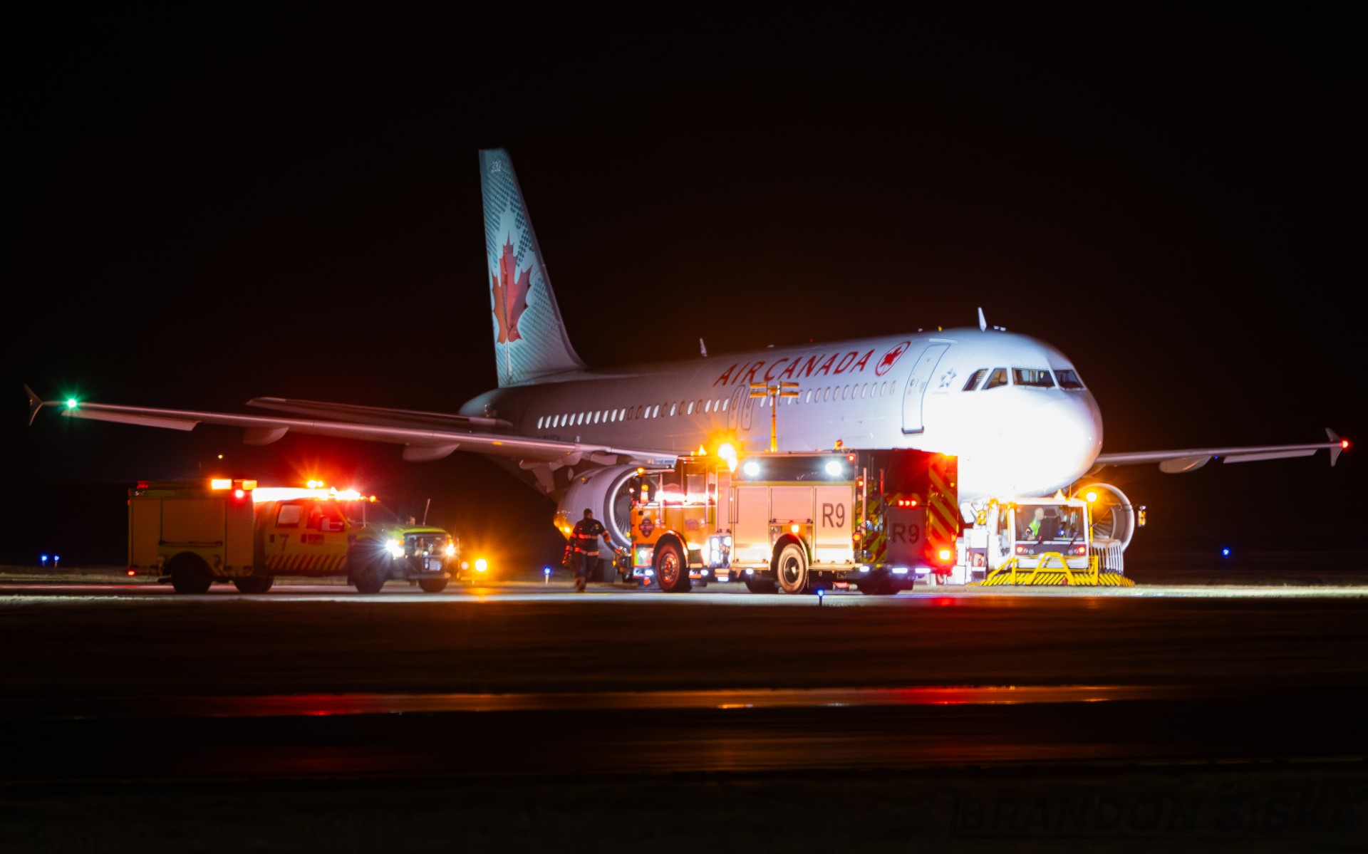 Vancouver Canucks plane briefly veers off taxiway at YVR as team comes home