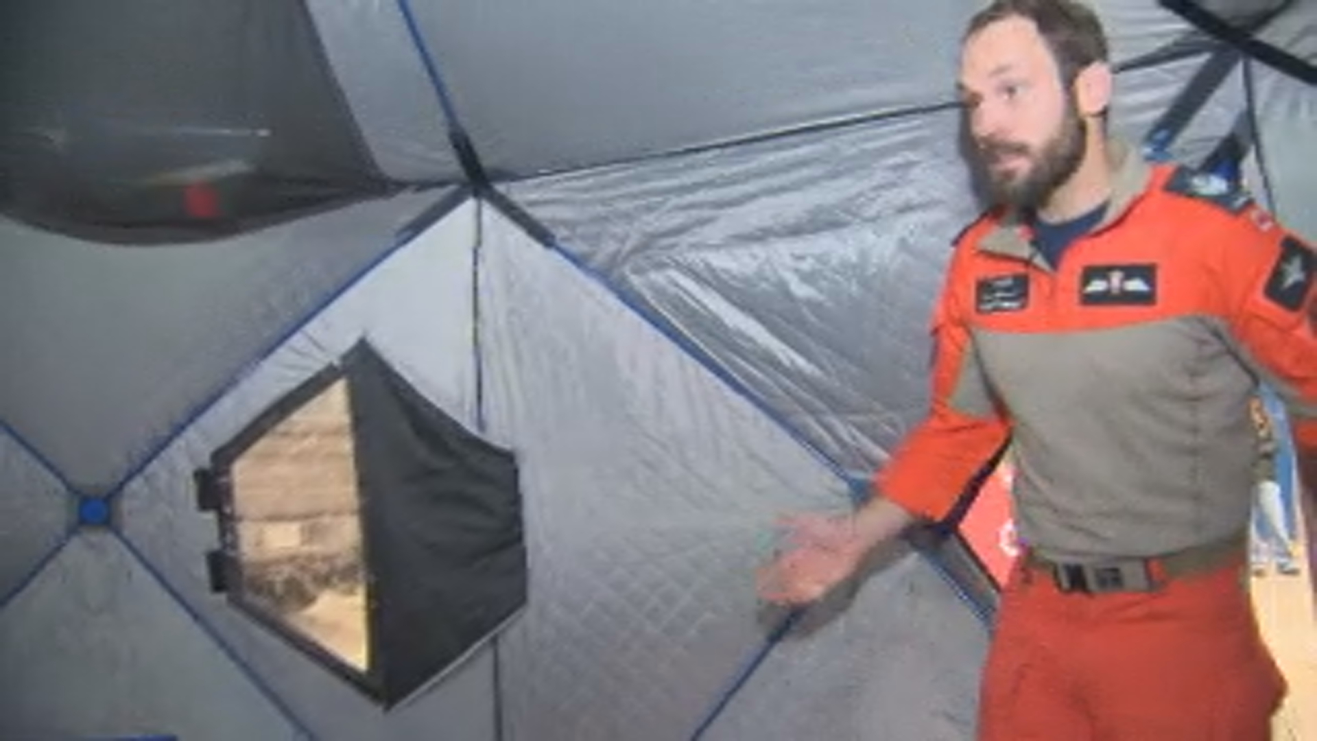 Канадски военни се спуснаха с парашут при екстремни условия като