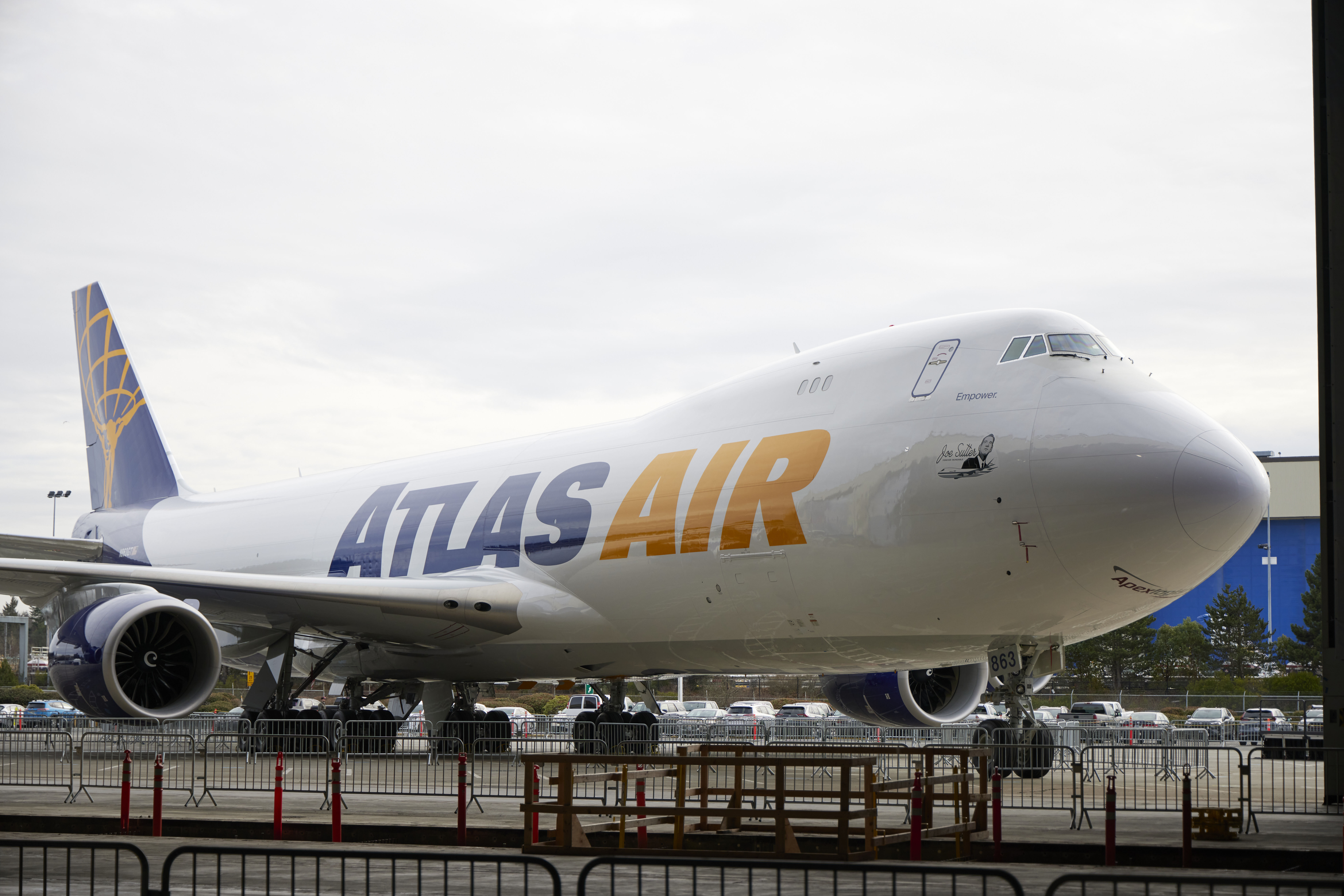 Товарен самолет Atlas AirBoeing 747 8 с петима членове на екипажа