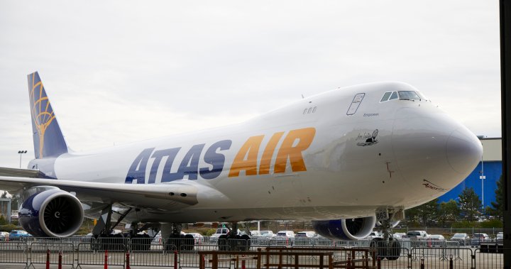 Товарен самолет Atlas AirBoeing 747-8 с петима членове на екипажа