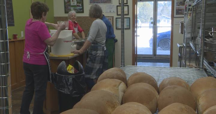 Уроците по приготвяне на хляб помагат за изхранването на общността в Ню Брънзуик, за изграждането на приятелства