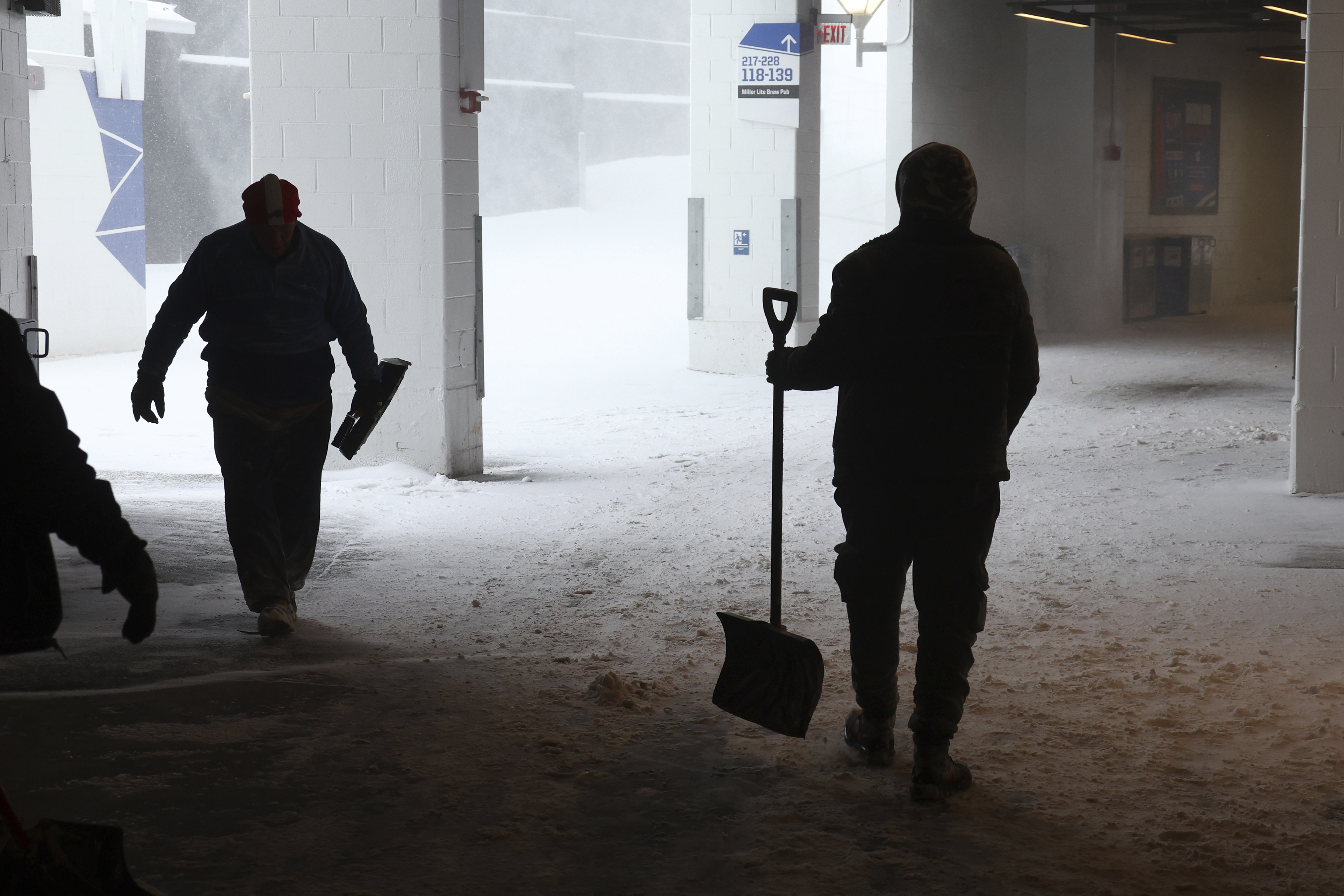 Докато зимна буря връхлита части от западния щат Ню Йорк