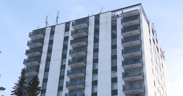 Счупени асансьори блокираха обитателите на апартаменти в центъра на Едмънтън