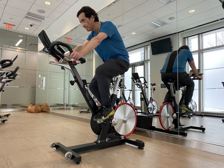 Мъж от Калгари отива на големи височини за да помогне