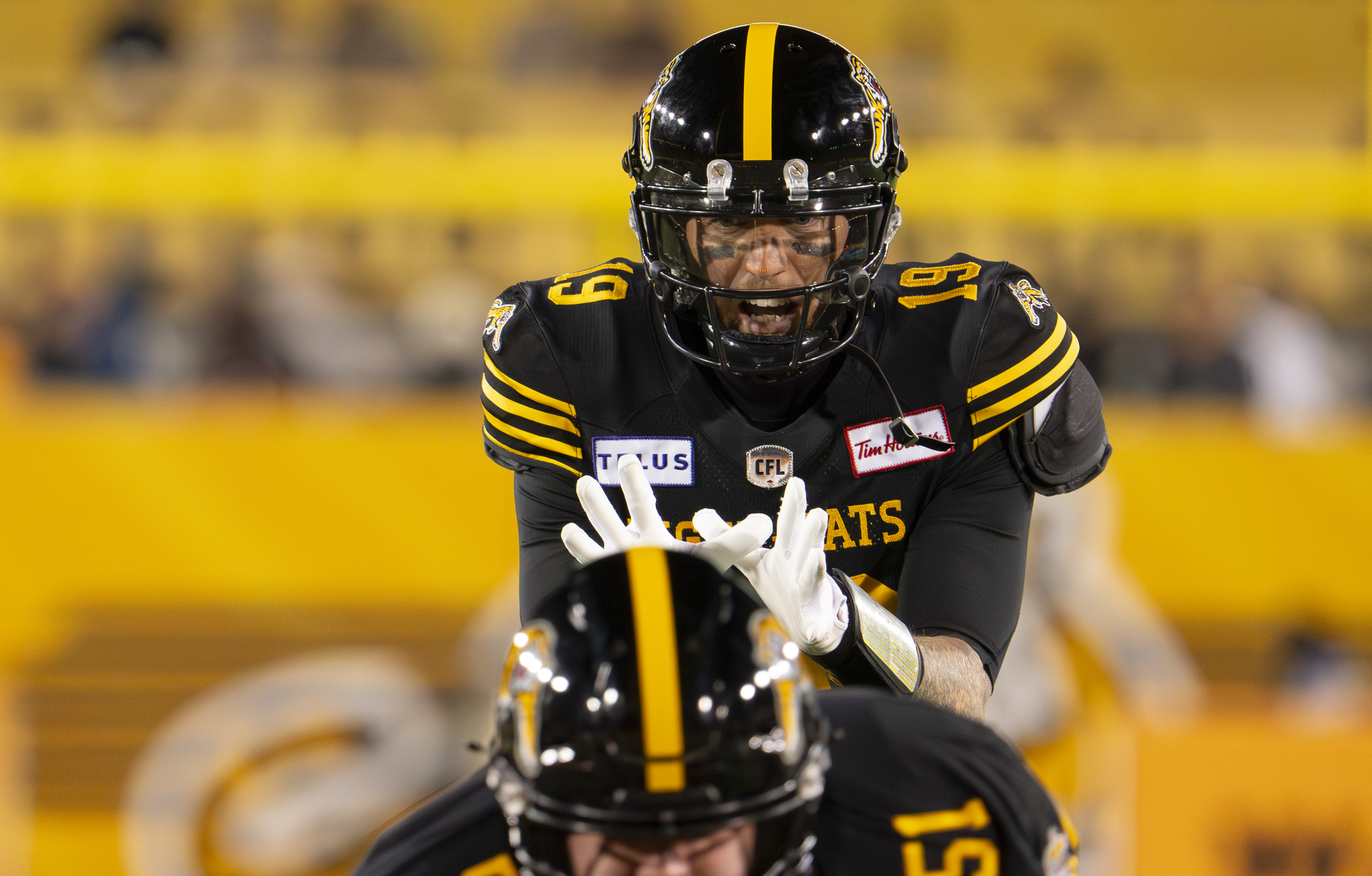 Куотърбекът Bo Levi Mitchell ще продължи да играе за Hamilton