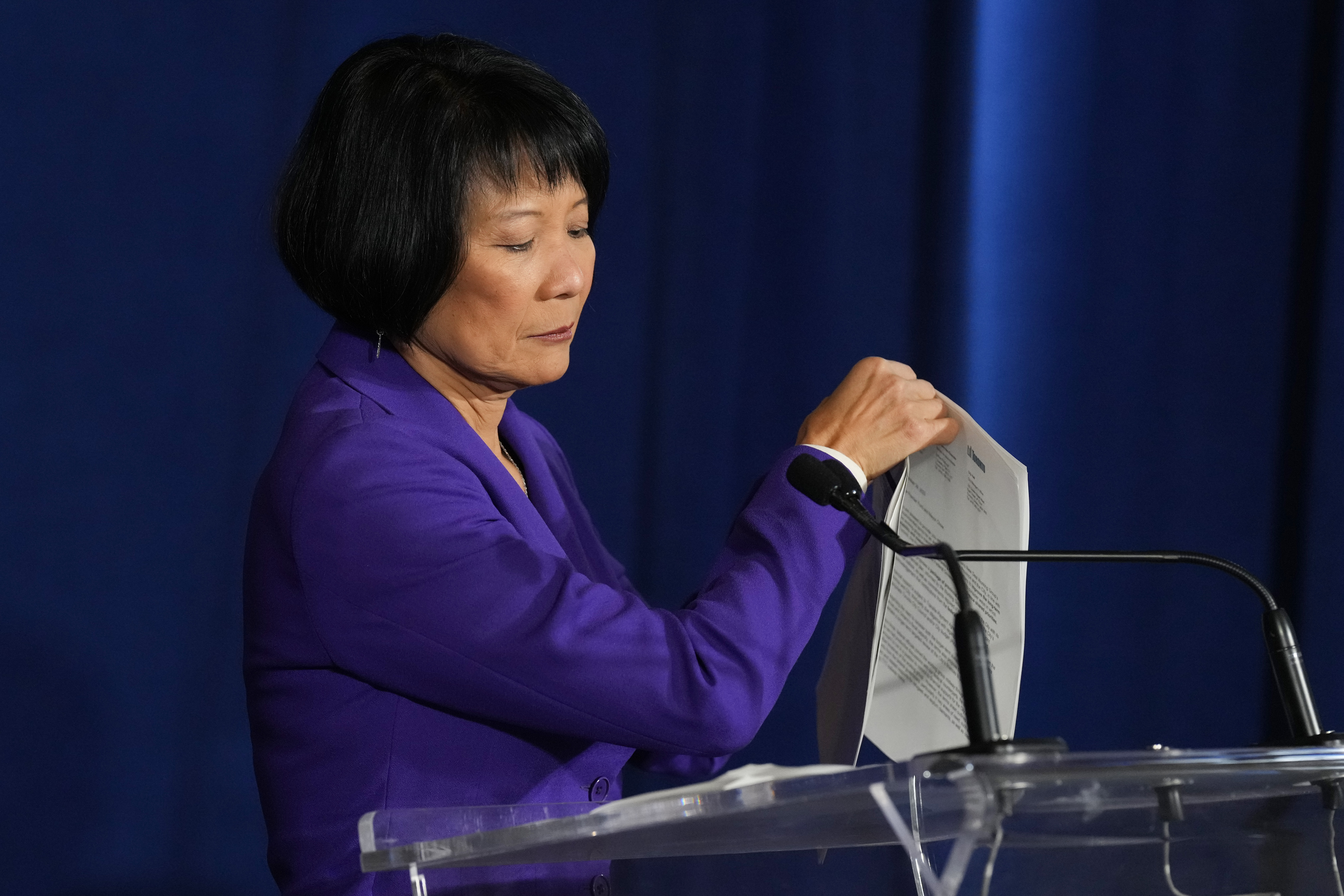 След седмици спорове за бюджета и обществено застъпничество кметът на