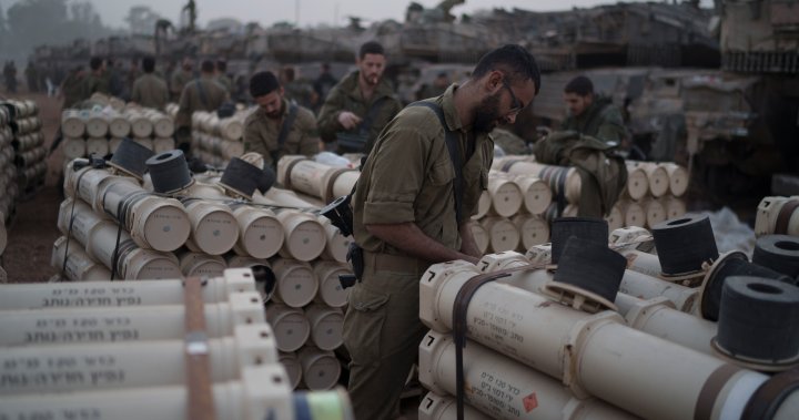 Израел изтегли танкове от някои райони на Газа в понеделник,