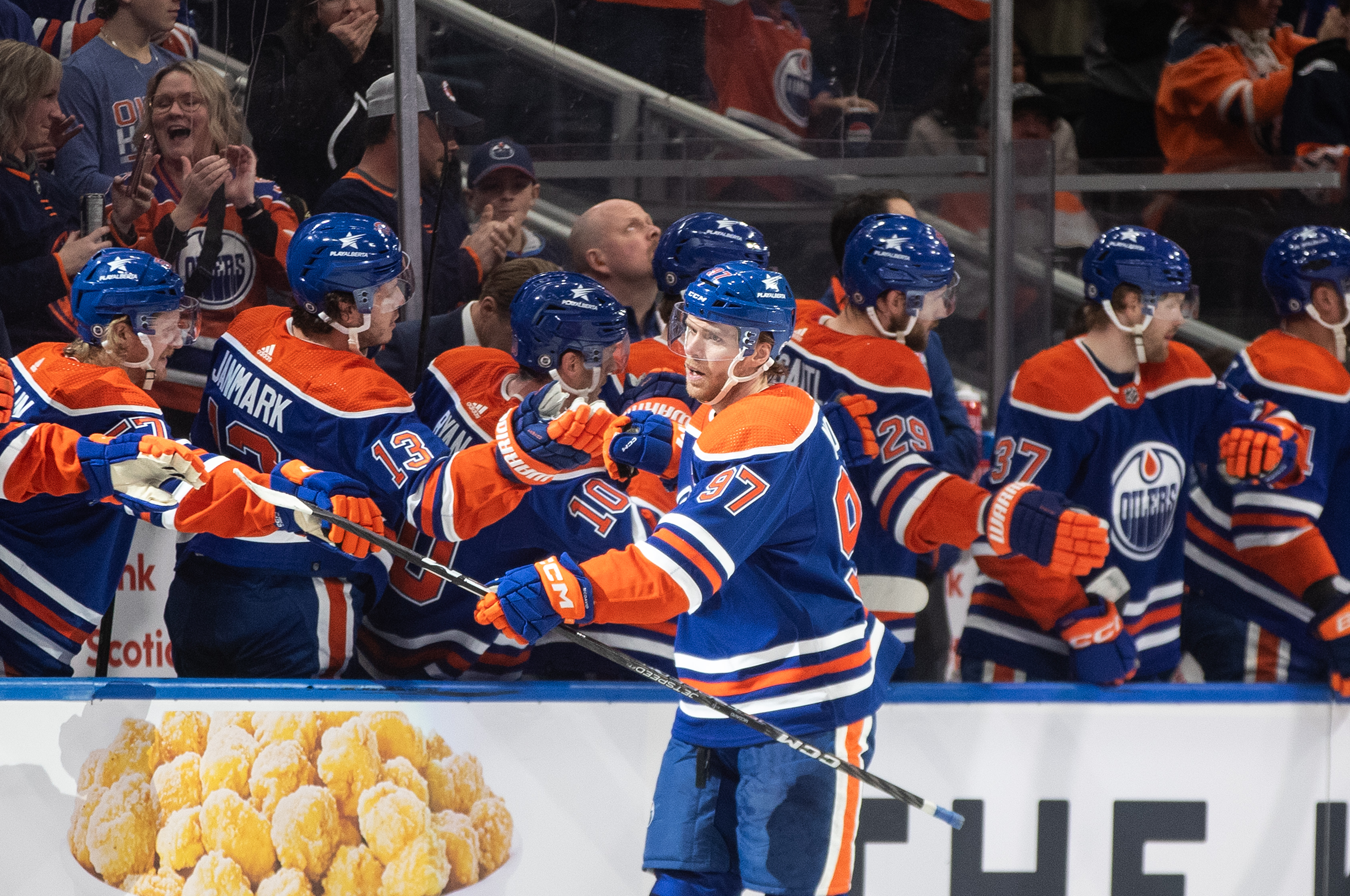 Конър МакДейвид отбеляза гол и четири асистенции и постигна още