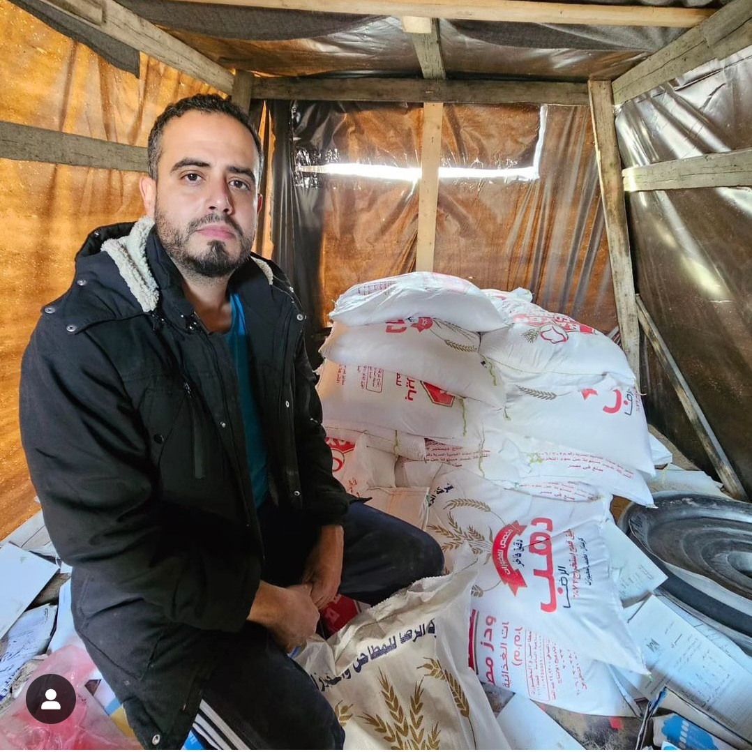 Член на екип подкрепящ канадско палестински мъж документиращ хуманитарни усилия по