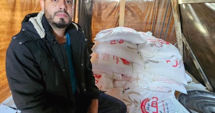 Член на екип подкрепящ канадско палестински мъж документиращ хуманитарни усилия по