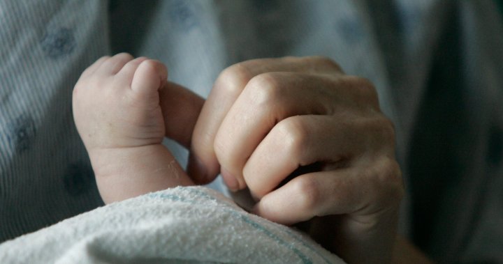 Болниците в Онтарио се придържат към традицията и разкриват новогодишни бебета