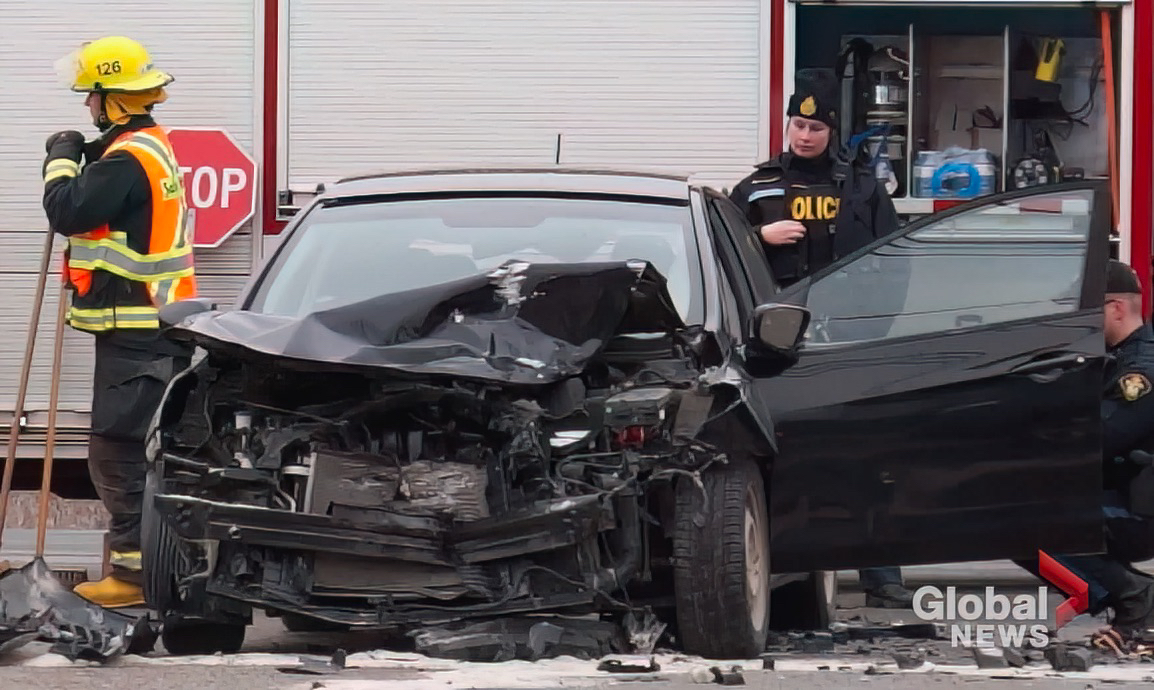 Един човек беше изпратен в болница след сблъсък на три