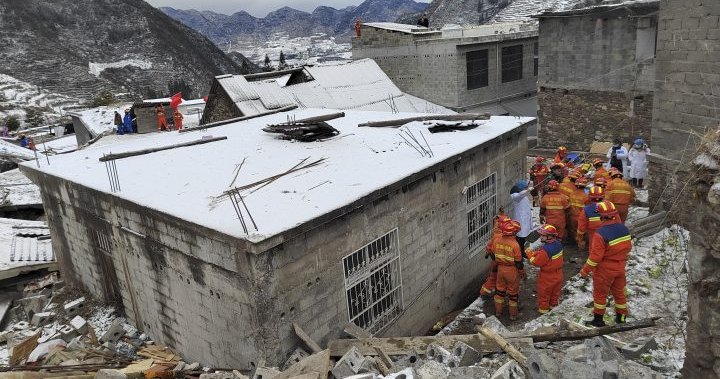 Свлачище в Китай остави десетки в неизвестност, докато спасителите се борят със снега и студените температури