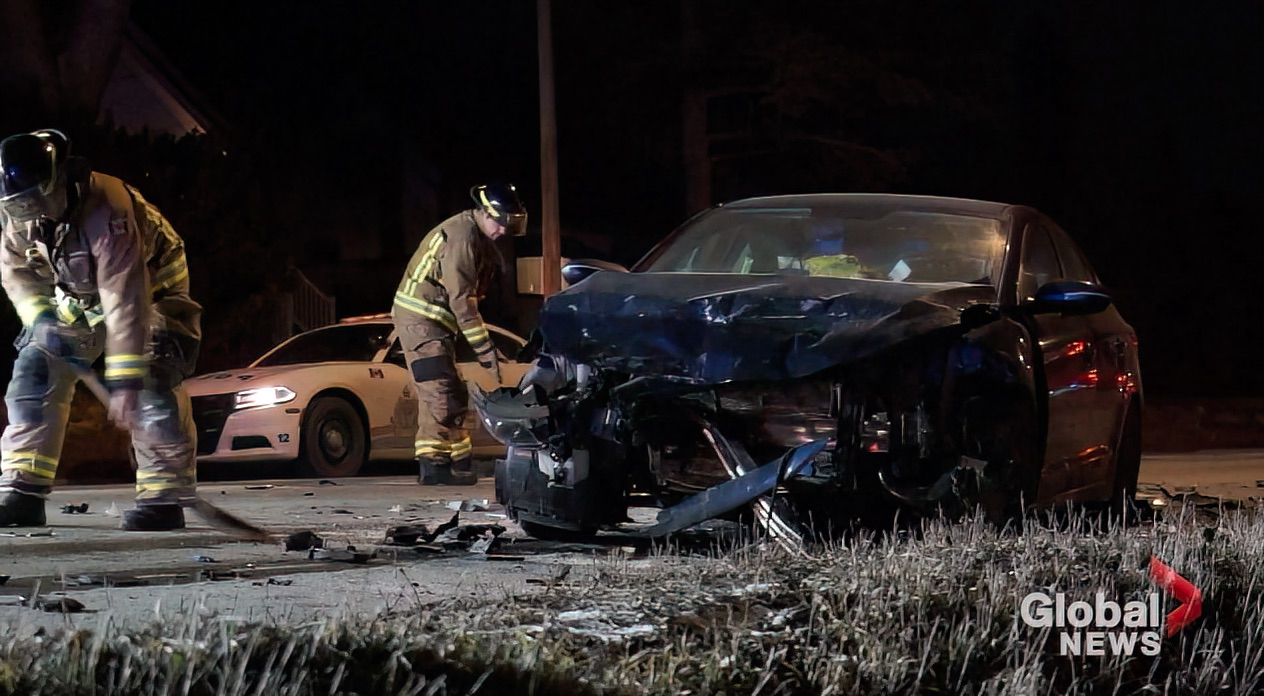 Трима души бяха откарани в болница след челен сблъсък на